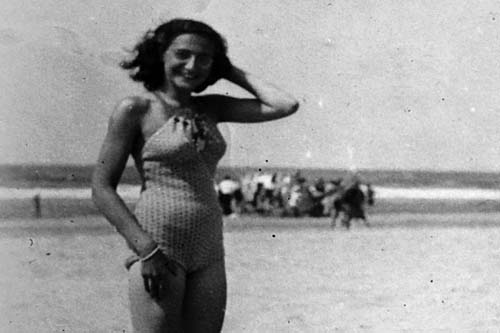 Anne Frank op strand van Zandvoort