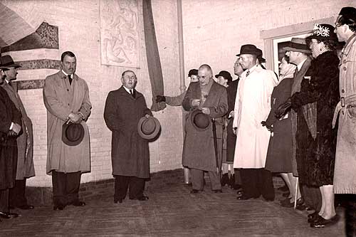 Katinka van Rood met burgemeester van Alphen <BR>tijdens de opening hofje in 1947
