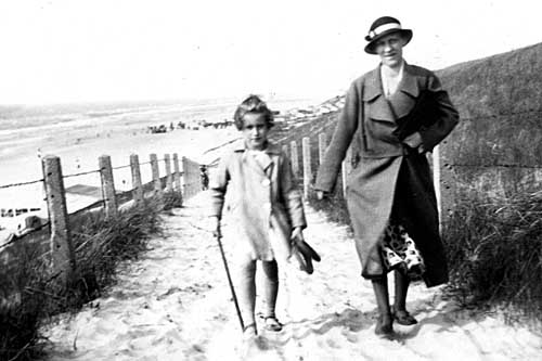 Oma en moeder van der Burg in 1931