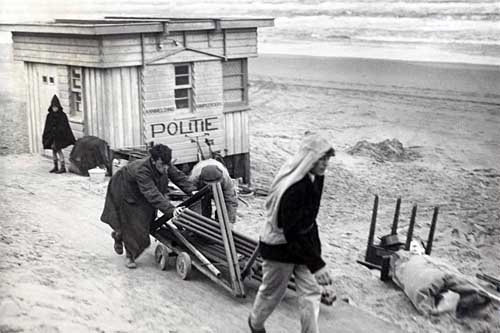 de politiepost op het strand